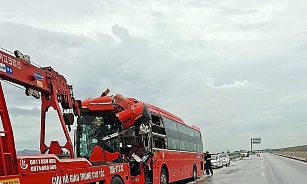 Tai nạn trên cao tốc Hàm Nghi - Vũng Áng, tài xế mắc kẹt trong cabin