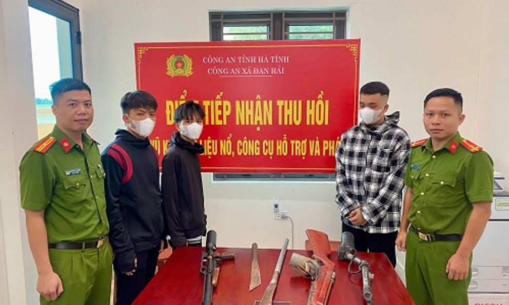 Hà Tĩnh: Người dân tự nguyện giao nộp vũ khí, vật liệu nổ