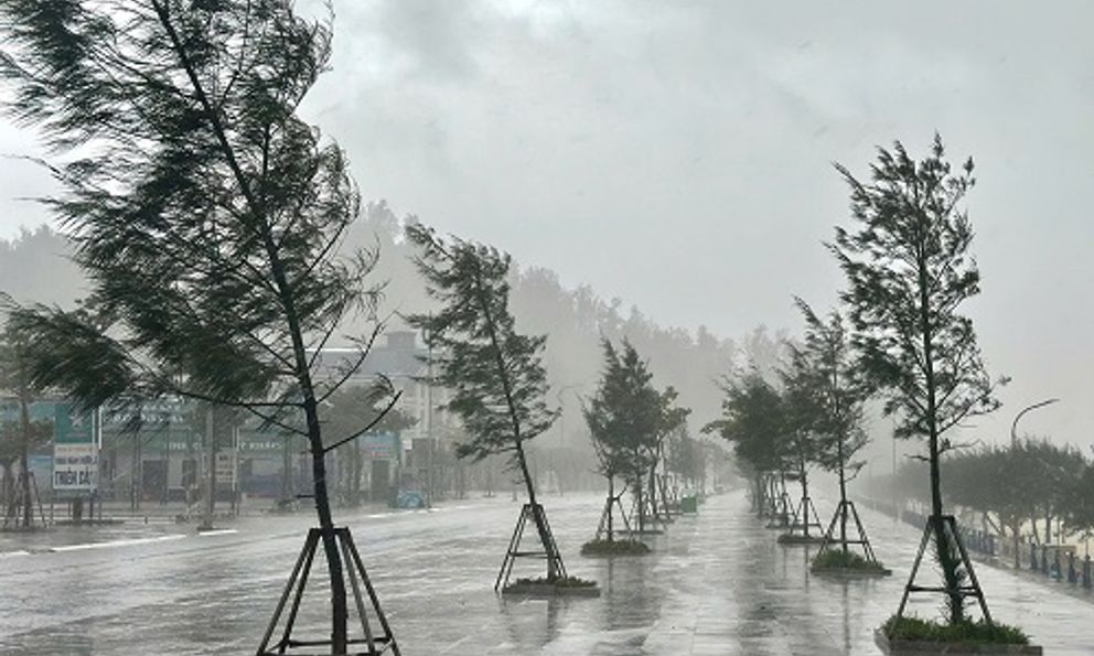 Hà Tĩnh: Bão số 5 áp sát gần bờ, sóng biển dâng cao, gió giật mạnh