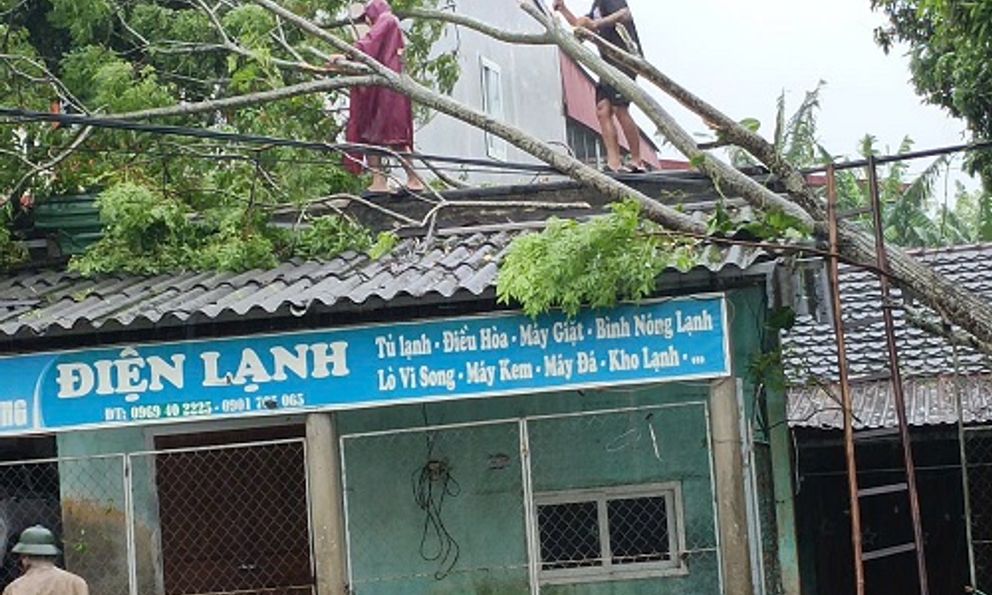 Bão số 5 đi qua Hà Tĩnh, có thương vong về người