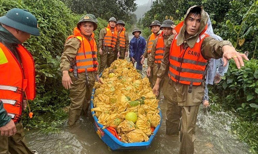 Chùm ảnh: Công an xã ngâm mình trong nước lũ thu hoạch ‘đặc sản’ giúp dân