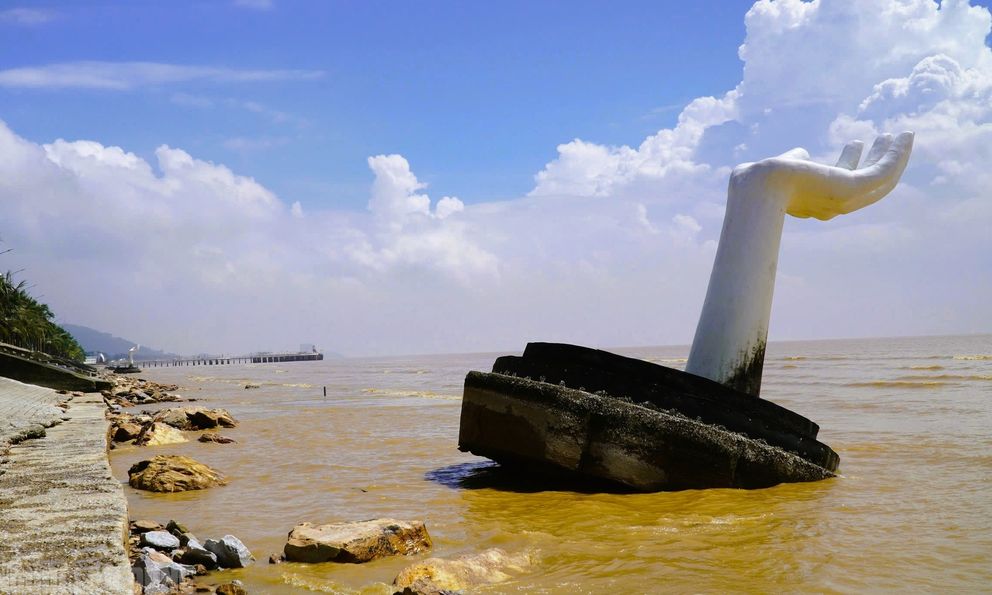 Thanh Hóa đề xuất phá dỡ những bàn tay 'khổng lồ' ở biển Hải Tiến