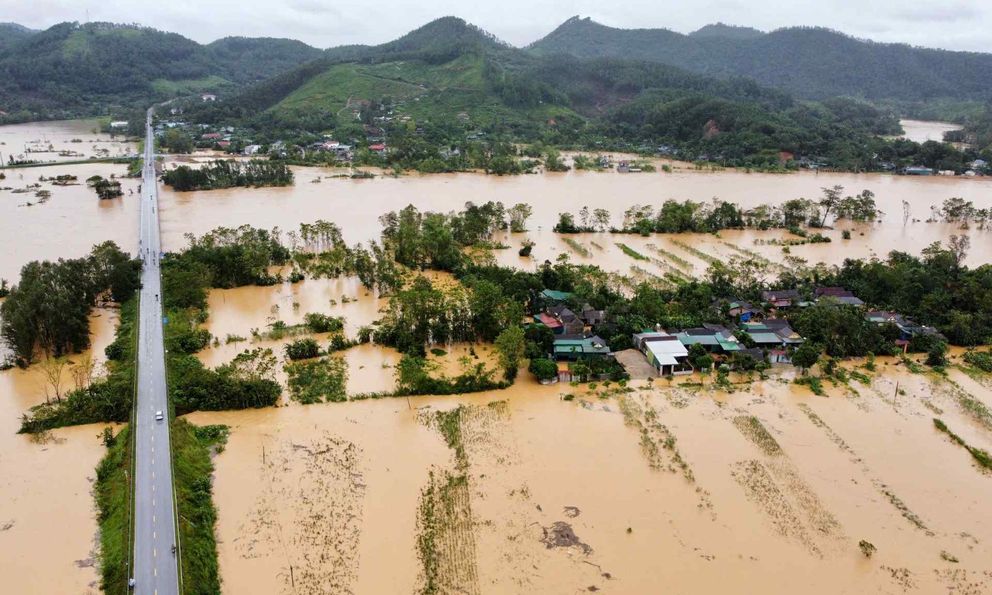  Hàng trăm hộ dân ở Hà Tĩnh đang bị nước lũ cô lập