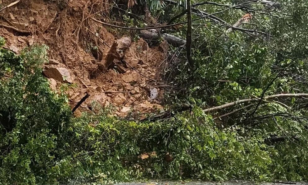 Bão số 10 đổ bộ, sạt lở gây ách tắc giao thông trên Quốc lộ 8A