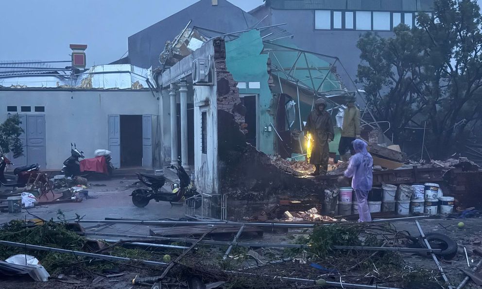 Thanh Hóa: Cứu 4 người mắc kẹt trong ngôi nhà bị sập mái do bão số 10