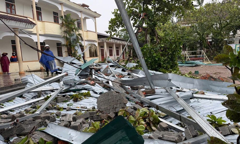 Nhiều trường học ở Hà Tĩnh tốc mái do bão số 10