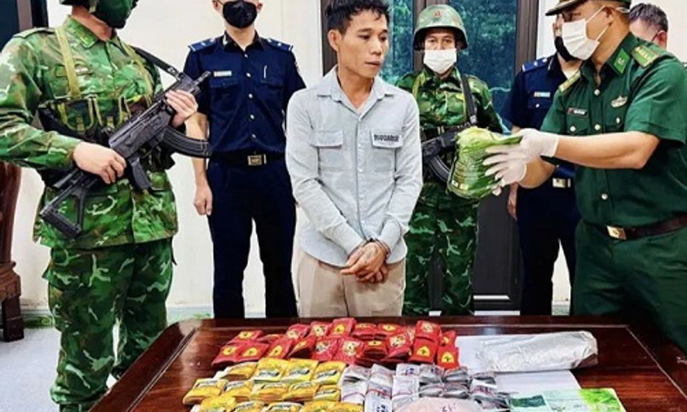 'Cõng' 14kg ma túy từ Lào về Việt Nam thì bị bắt