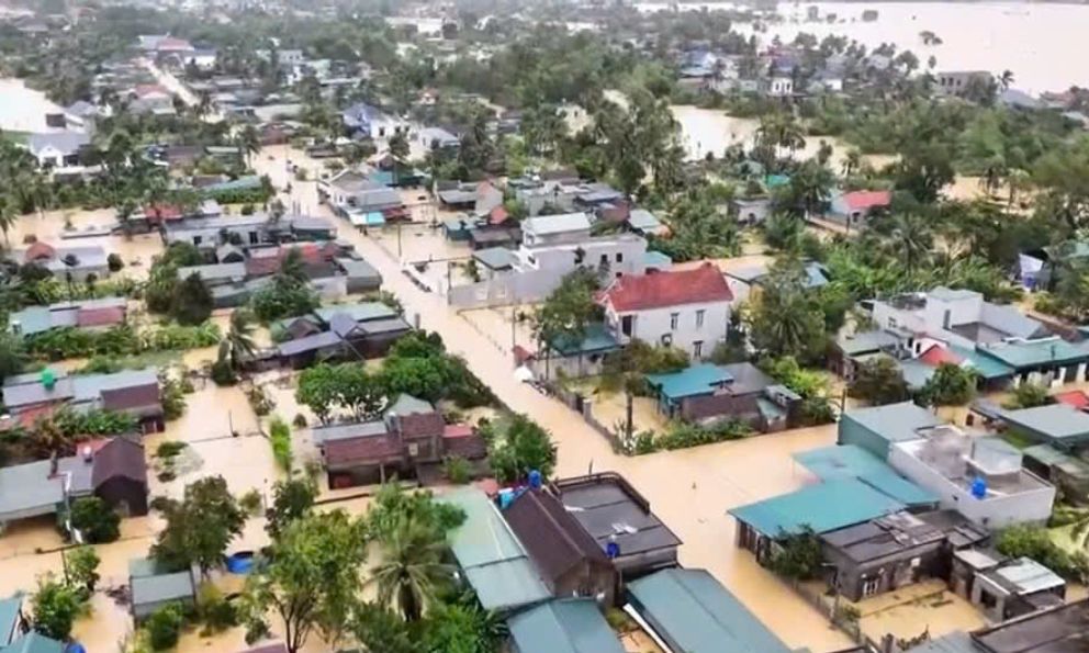 Thanh Hóa: 2 người chết, hàng nghìn ngôi nhà ngập trong lũ sau bão số 10
