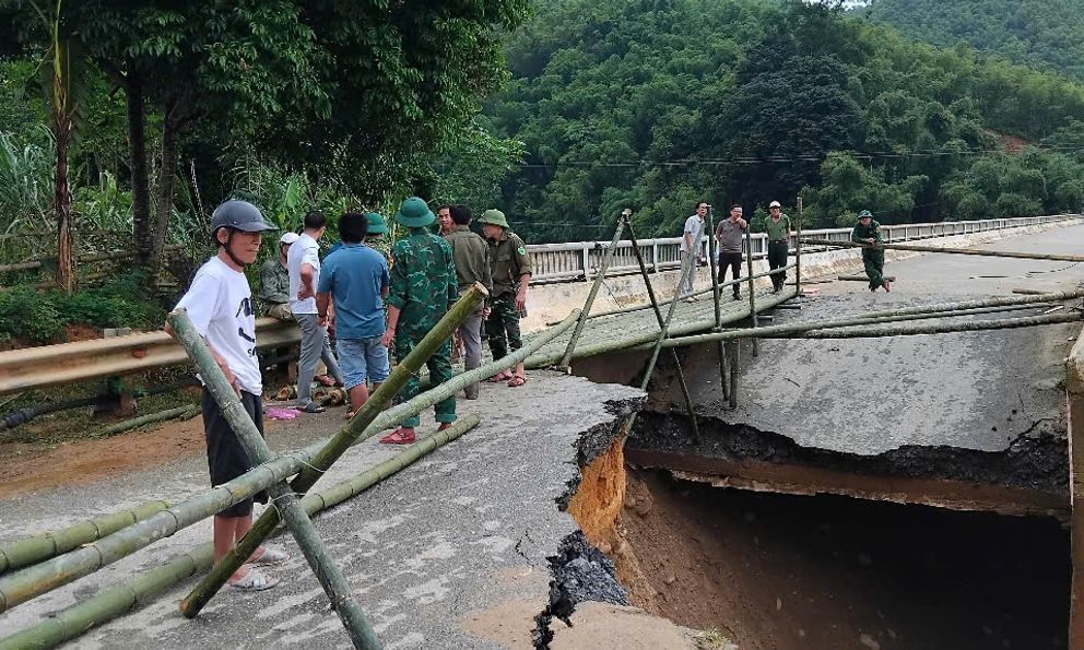 Thanh Hóa dựng cầu tạm nối lại giao thông sau lũ quét