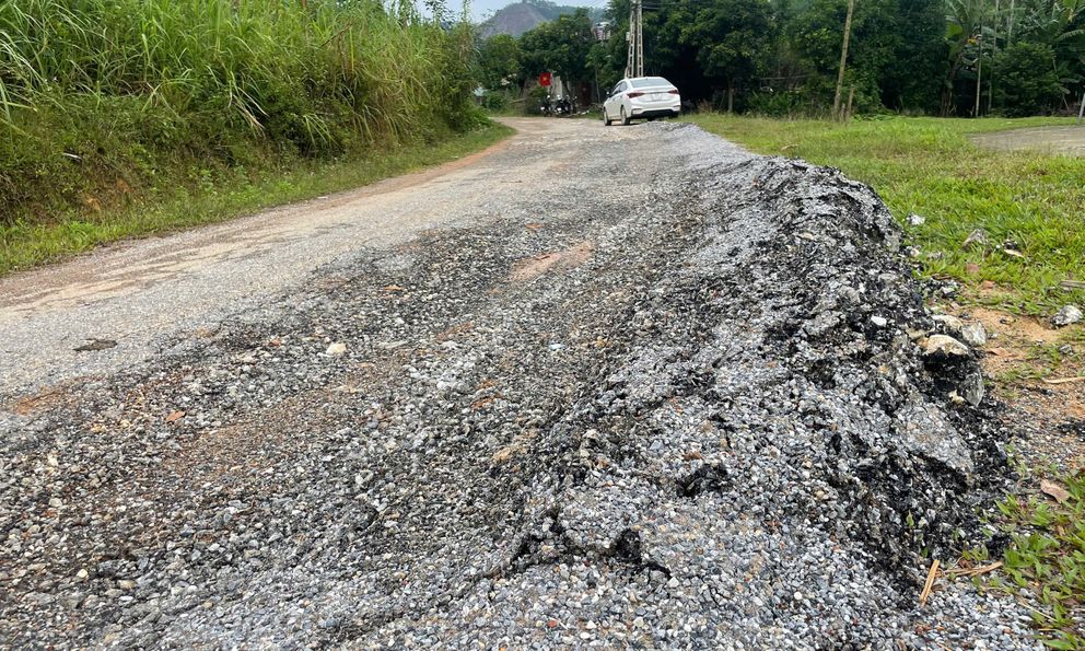 Thanh Hóa: Đường giao thông miền núi vừa sửa xong đã nát bươm