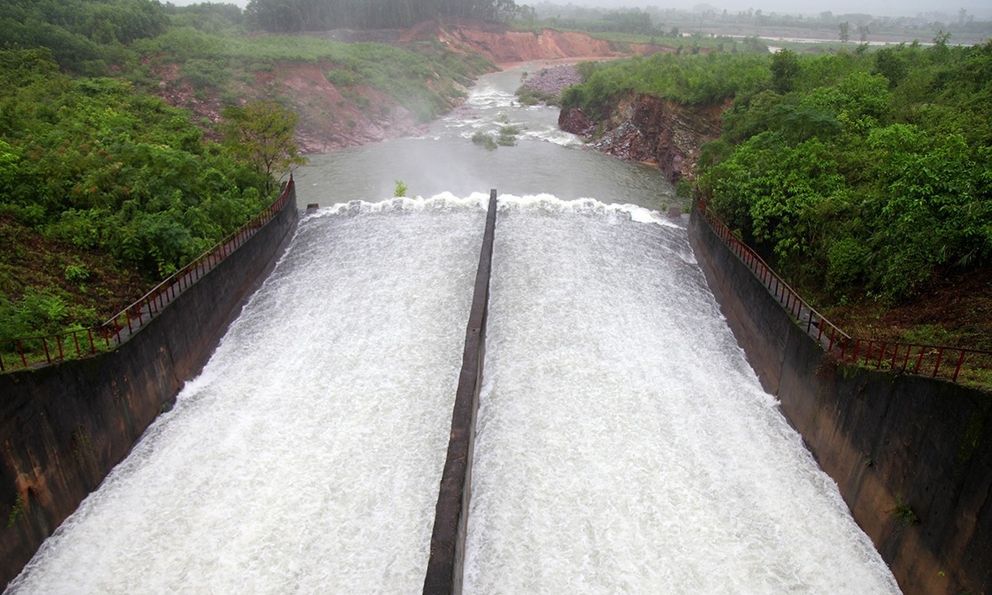 Mưa lớn ở Hà Tĩnh, hồ Kẻ Gỗ tăng lưu lượng xả tràn