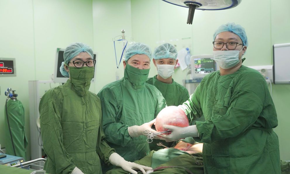 Ca phẫu thuật đặc biệt tại Bệnh viện ĐKTP Vinh: Hành trình giải thoát “U bụng khổng lồ