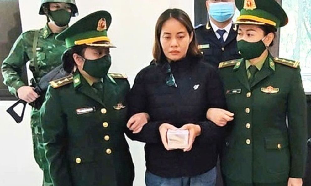 Một phụ nữ bị bắt vì 'ôm' vàng từ Lào về Việt Nam