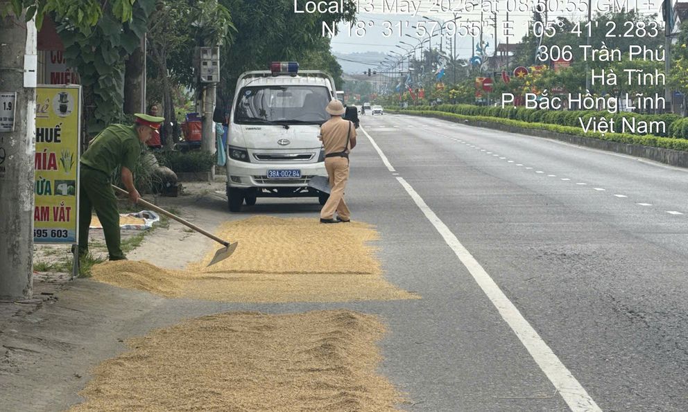Hà Tĩnh: Tuyên truyền người dân không phơi lúa lấn chiếm lòng lề đường, ảnh hưởng giao thông