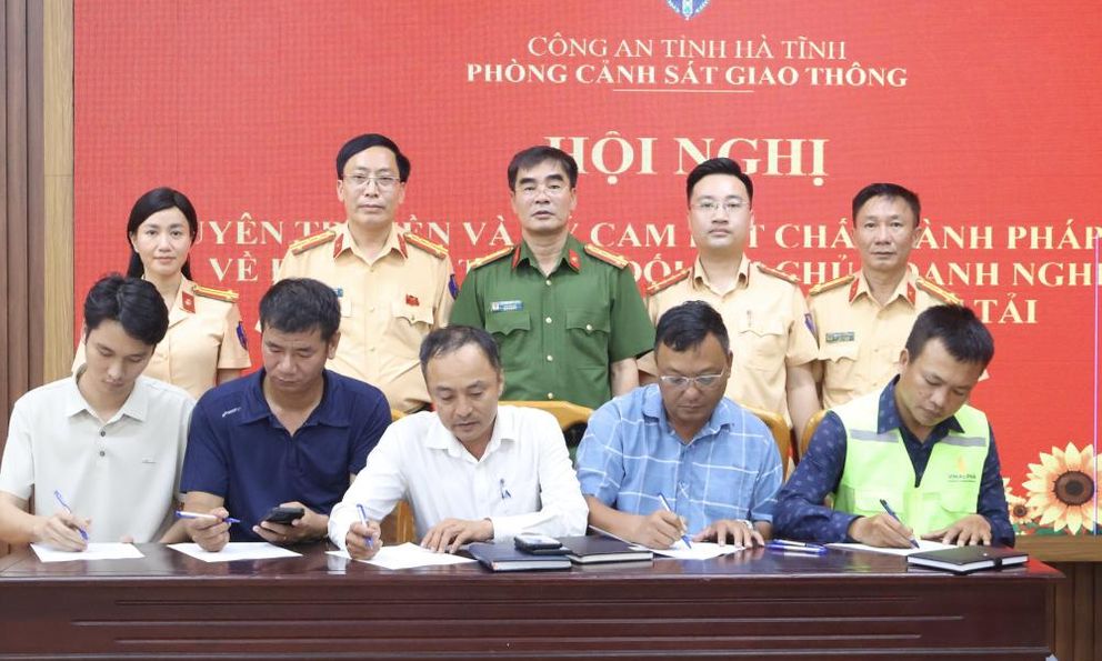 Hà Tĩnh: Hàng trăm doanh nghiệp ký cam kết chấp hành pháp luật về trật tự an toàn giao thông