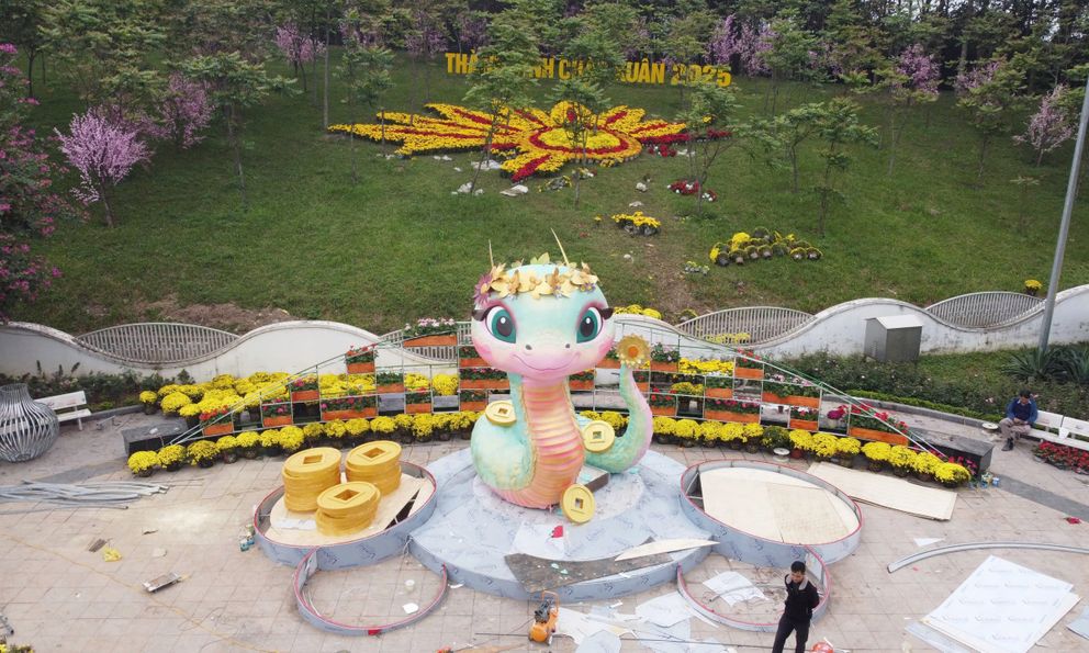 Người dân thích thú với linh vật rắn đáng yêu ở Nghệ An