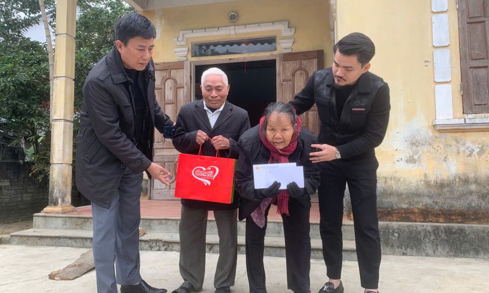 Tạp chí Đời Sống và Pháp Luật đồng hành trao quà Tết cho người nghèo