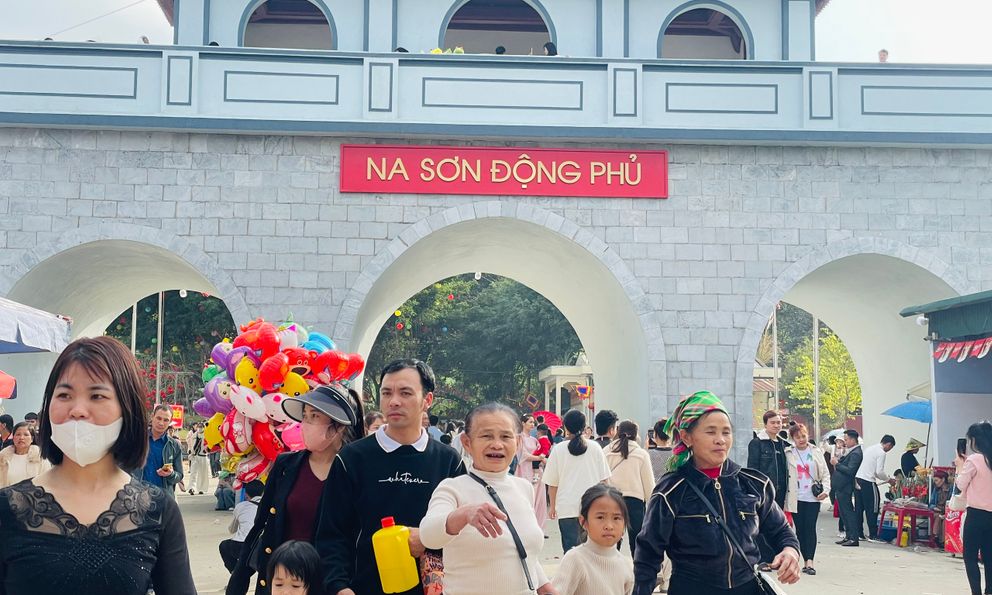 Hàng vạn du khách nô nức trẩy hội Phủ Na đầu năm mới