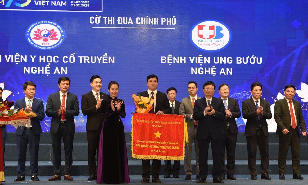 Bệnh viện Y học Cổ truyền Nghệ An vinh dự đón nhận cờ thi đua của Chính phủ và danh hiệu Thầy thuốc ưu tú