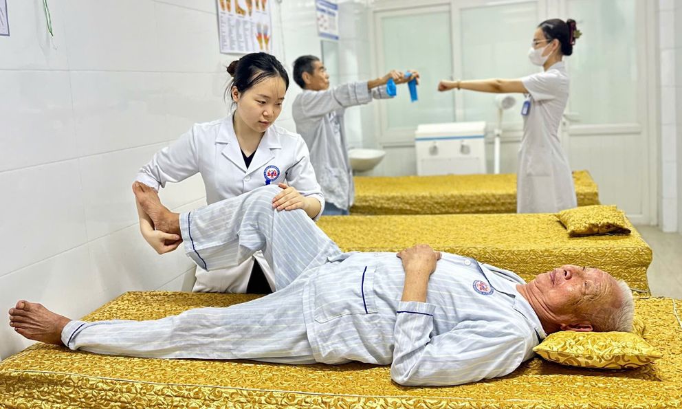 Chữa lành tổn thương cho người sau đột quỵ ở bệnh viện Y học Cổ truyền Nghệ An