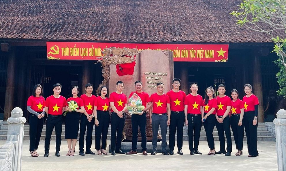 Hyundai Vinh dâng hoa, dâng hương tưởng niệm Chủ tịch Hồ Chí Minh