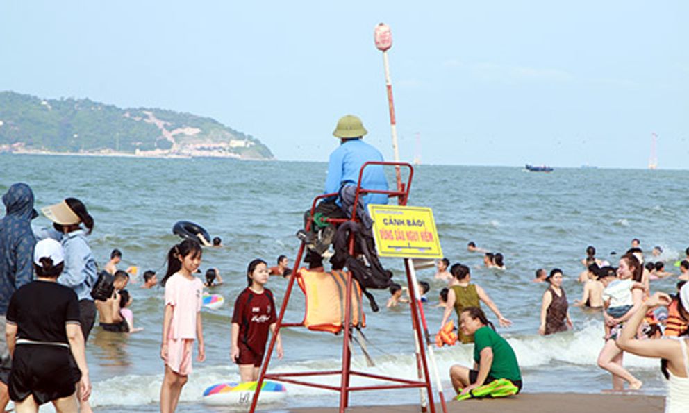 Nghệ An: Đôi nam nữ đuối nước tử vong khi tắm biển Cửa Lò