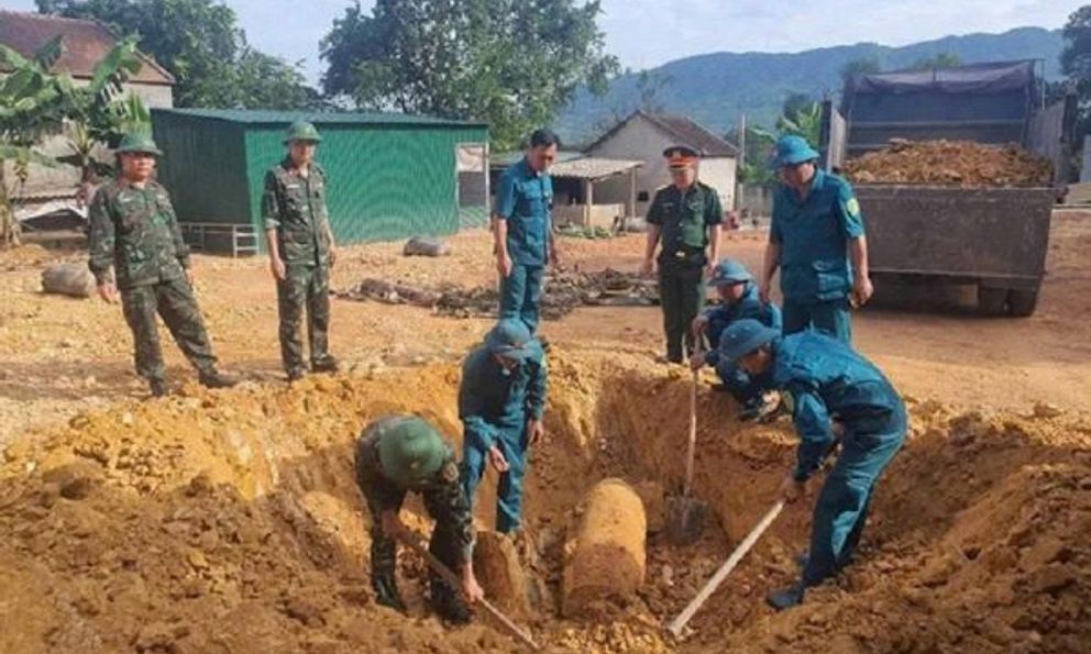 Đào vườn trồng cây, phát hiện bom 'khủng' nặng 350kg nguyên kíp nổ