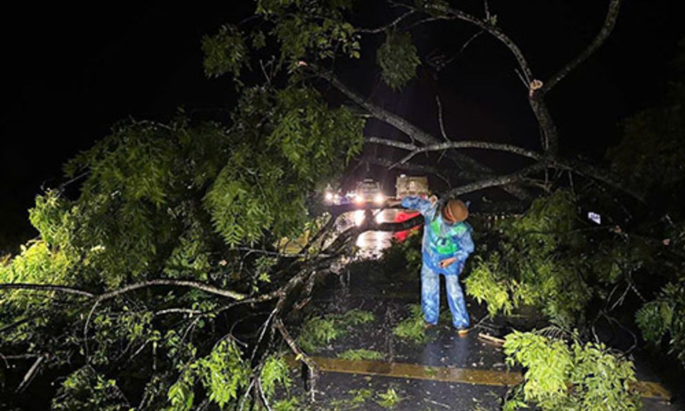 Nghệ An: 5 người thương vong do mưa lớn, dông lốc