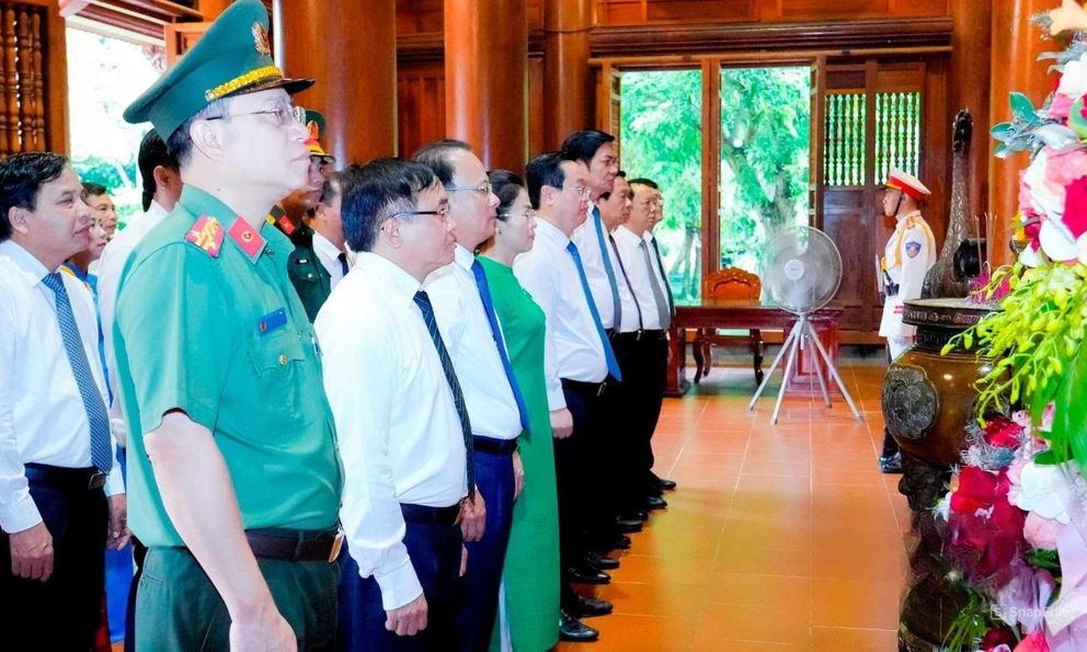 Lãnh đạo tỉnh Nghệ An dâng hoa, dâng hương tưởng niệm Chủ tịch Hồ Chí Minh và các Anh hùng liệt sĩ 