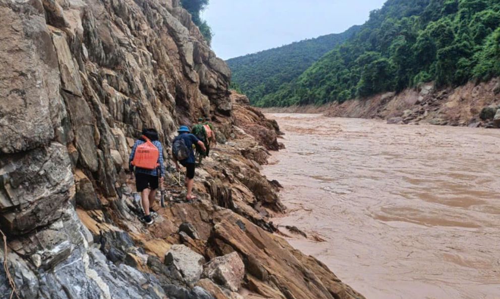 Những người con xa quê gói ghém yêu thương, trở về với Cha Nga sau lũ dữ
