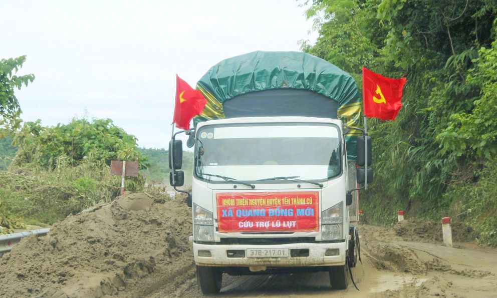 Vẫn còn nhiều nơi bị cô lập, Nghệ An nỗ lực thông tuyến Quốc lộ 7 trong đêm nay