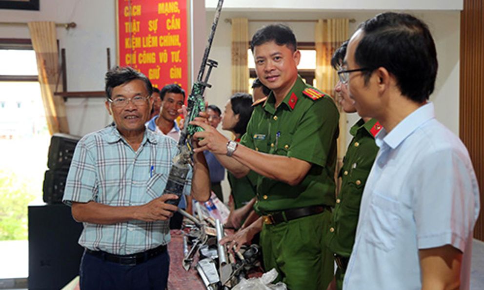 Nghệ An: Xã Thần Lĩnh vận động giao nộp vũ khí, vật liệu nổ được tặng quà