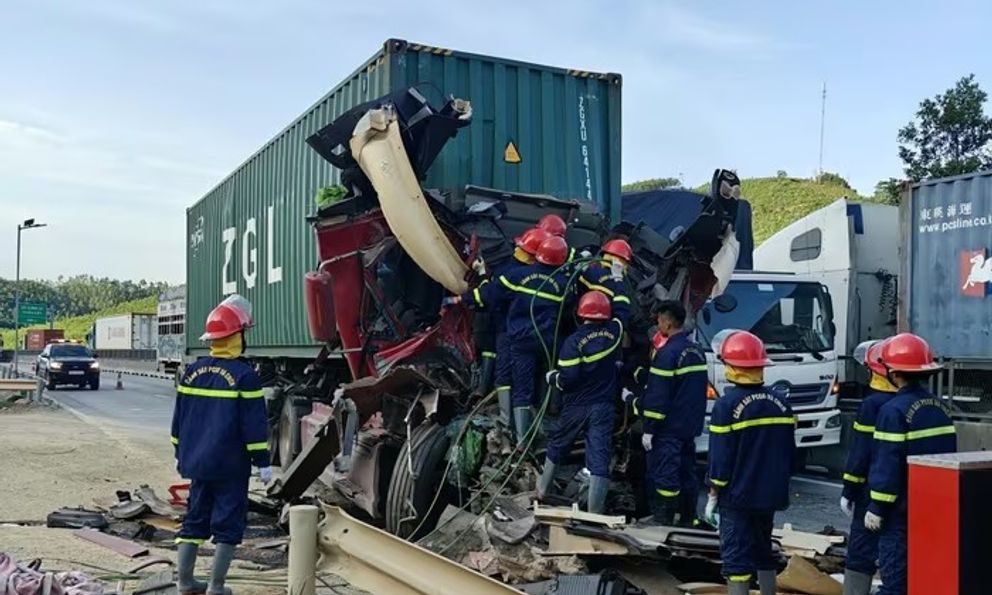 Xe đầu kéo va chạm trên cao tốc Bắc – Nam, tài xế tử vong trong cabin