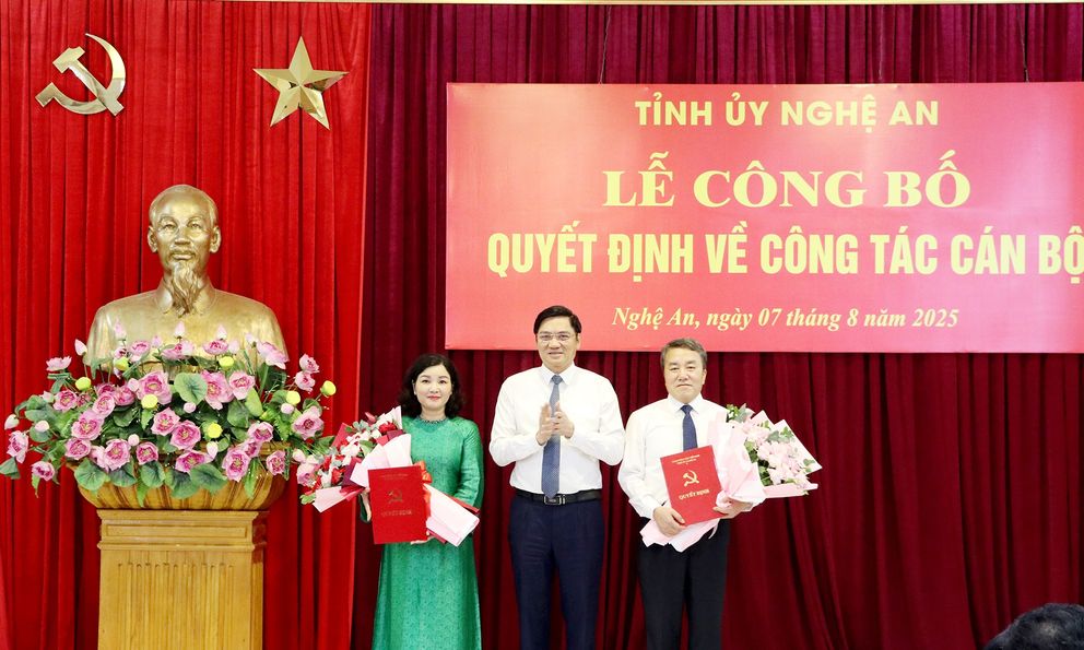 Công bố quyết định bổ nhiệm ông Lê Văn Giáp giữ chức Chánh Văn phòng Tỉnh ủy Nghệ An