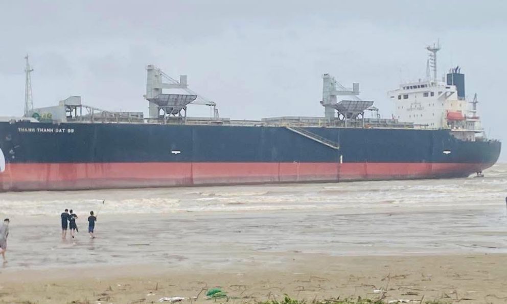 Thanh Hóa cứu hộ tàu hàng có 19 thuyền viên trôi dạt vào bờ