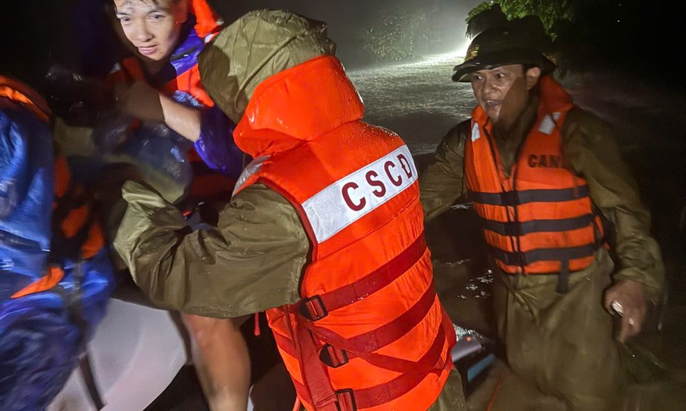 Thanh Hóa: Giải cứu 3 người dân bị cô lập trong lũ dữ