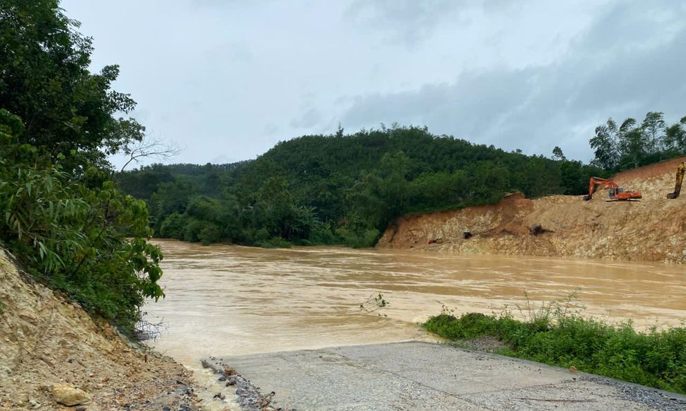 Thanh Hóa: Nhiều tuyến giao thông tê liệt do ngập lụt và sạt lở