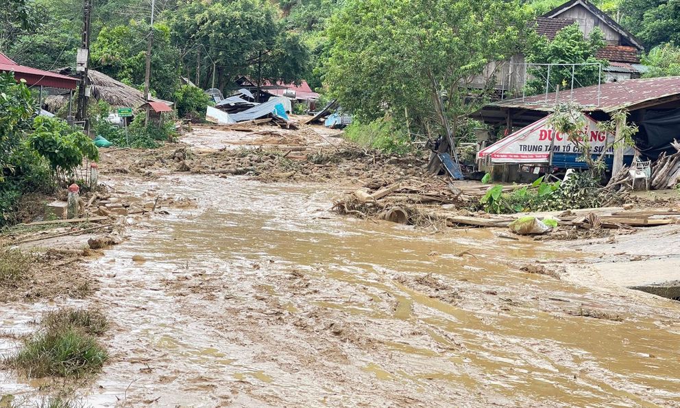 Xã miền núi Thanh Hóa tan hoang sau bão số 5, bộ đội băng rừng tiếp tế