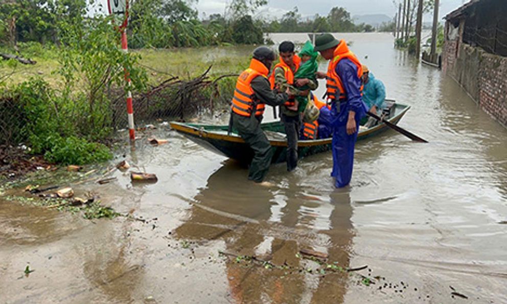Công an xã kịp thời đưa bé 18 tháng tuổi sốt cao bị cô lập đến vùng an toàn