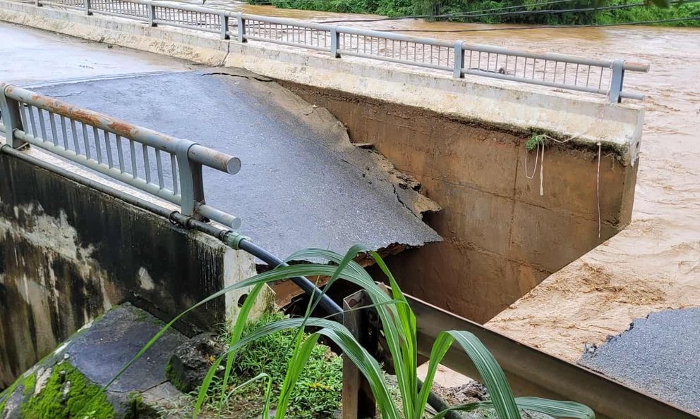 Cầu sập, đường ngập sâu, giao thông nhiều nơi ở Thanh Hóa tê liệt