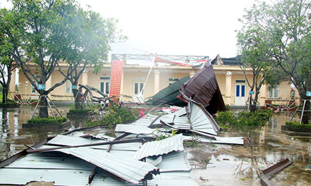 Bão số 10 đổ bộ Nghệ An: Nhiều trường học tốc mái, cây xanh, cột điện ngã ngổn ngang