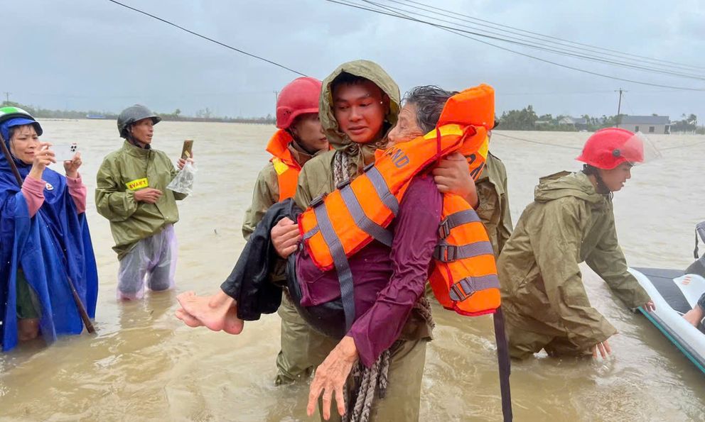 Công an Thanh Hóa huy động tối đa lực lượng ứng cứu người dân vùng lũ