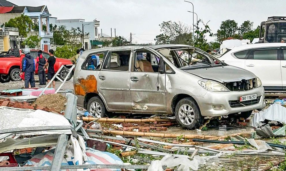 Thanh Hóa: Lốc xoáy quét qua Hoằng Giang, hàng trăm ngôi nhà tốc mái, đổ sập