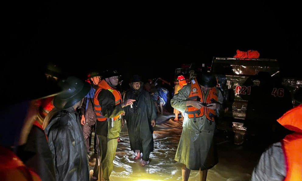 Thanh Hóa: Xuyên đêm gia cố đê, sơ tán hàng trăm hộ dân tránh lũ