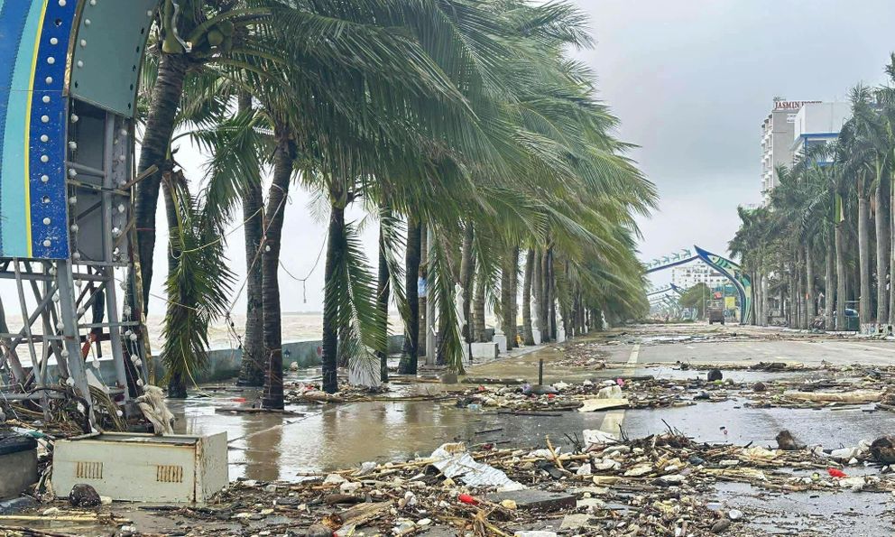 Bão Bualoi phá nát khu du lịch biển Hải Tiến