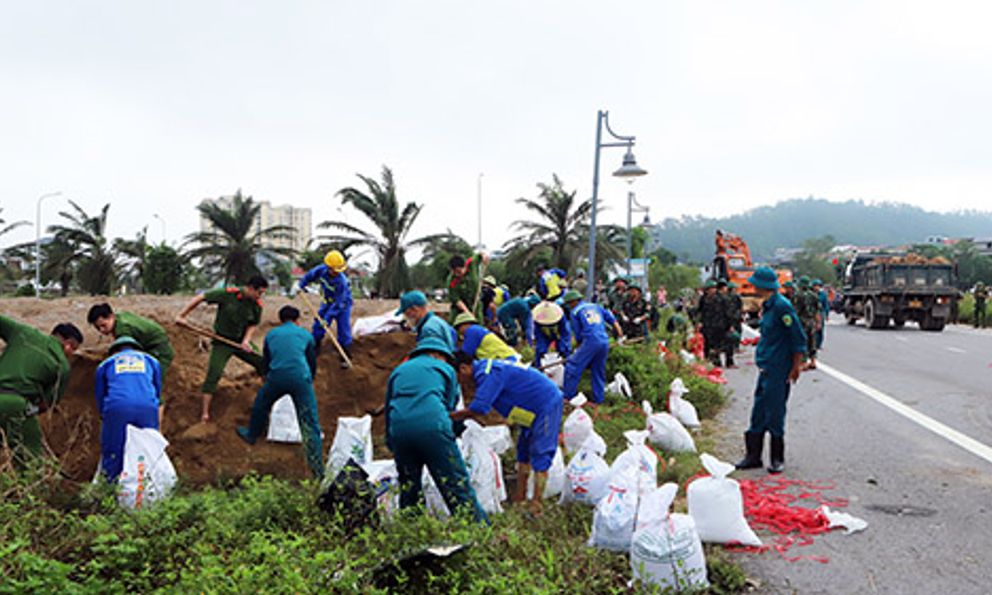 Phó chủ tịch tỉnh Nghệ An trực tiếp chỉ đạo, hàng trăm người đang vá bờ sông bị vỡ