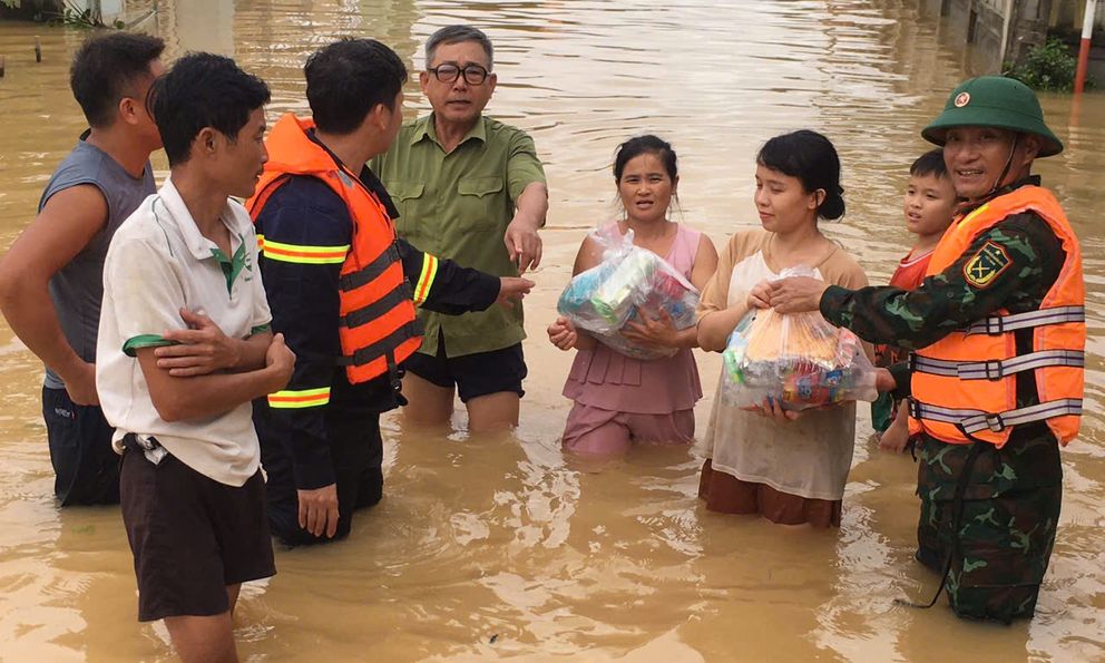 Thanh Hóa: Tiếp tế nhu yếu phẩm cho hàng nghìn hộ dân bị cô lập ở Nông Cống