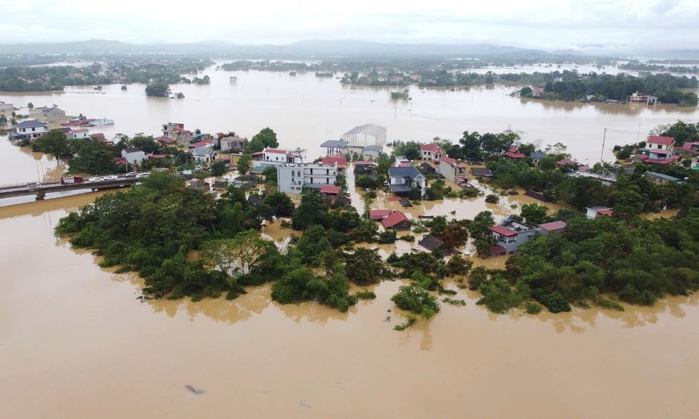 Nước sông Bưởi vượt mốc lịch sử, hàng nghìn ngôi nhà ở Thanh Hóa chìm trong biển nước