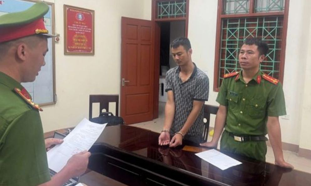 Tạm giữ đối tượng hành hung, bắt tài xế xe buýt quỳ giữa đường