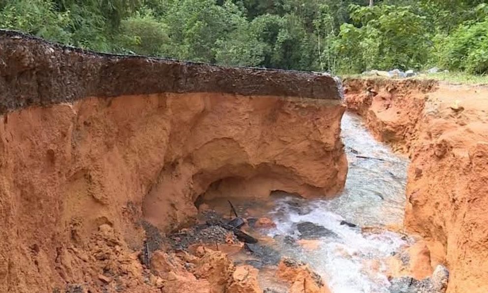 Thanh Hóa: Tuyến đường bị lũ 'xé toạc', giao thông xã miền núi gặp khó khăn
